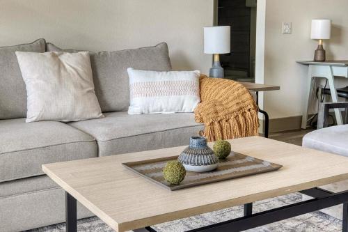 Landing at Enclave at Woodland Lakes - 2 Bedrooms in The Woodlands in Conroe, USA