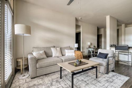 Landing at Enclave at Woodland Lakes - 2 Bedrooms in The Woodlands in Conroe, USA