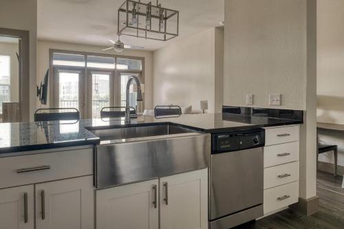 Landing at Enclave at Woodland Lakes - 2 Bedrooms in The Woodlands in Conroe, USA