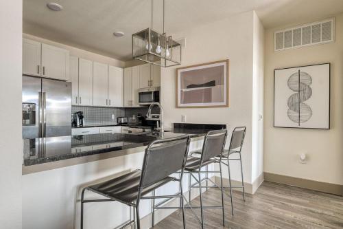 Landing at Enclave at Woodland Lakes - 2 Bedrooms in The Woodlands in Conroe, USA