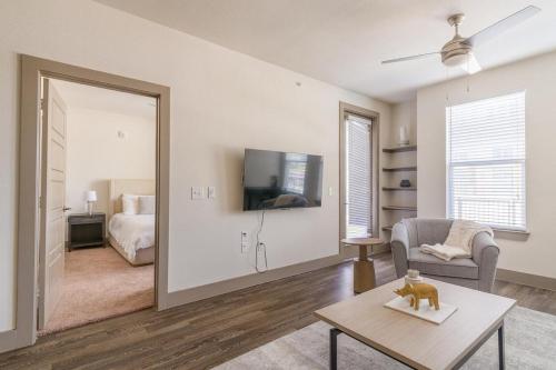 Landing at Enclave at Woodland Lakes - 1 Bedroom in The Woodlands in Conroe, USA