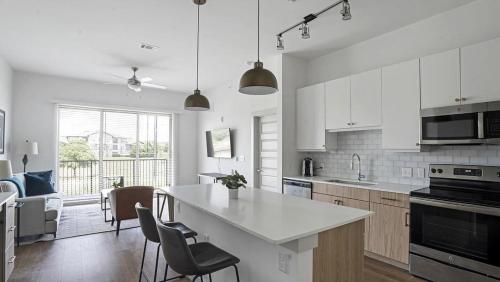 Landing at The Haywood - 1 Bedroom in Slaughter Creek in Austin, USA