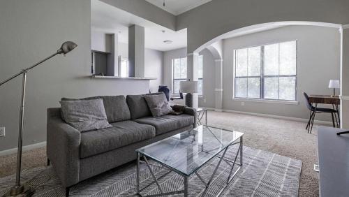 Landing at The Milano - 1 Bedroom in Briar Forest in Houston, USA
