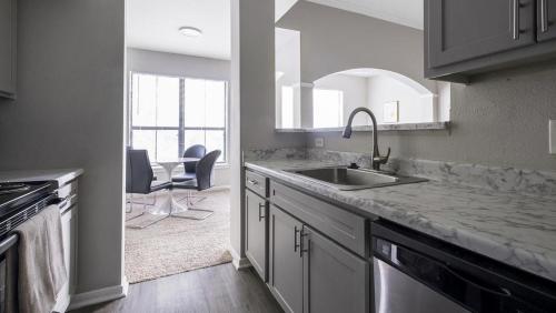 Landing at The Milano - 1 Bedroom in Briar Forest in Houston, USA