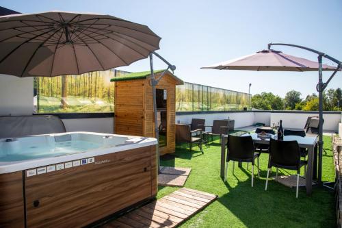 . Rooftop Home With Whirlpool & Sauna - Happy Rentals