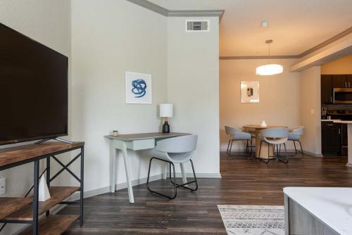 Landing at Lakeline Parmer Lane - 2 Bedrooms in Avery Ranch Lakeline in Austin, USA