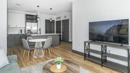 Landing at The Jack on Beach - 1 Bedroom in Baymeadows in Jacksonville, USA