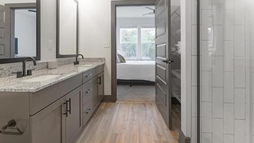 Landing at The Jack on Beach - 1 Bedroom in Baymeadows in Jacksonville, USA