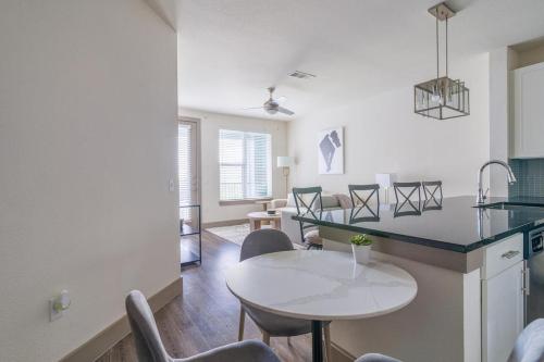 Landing at Enclave at Woodland Lakes - 1 Bedroom in The Woodlands in Conroe, USA