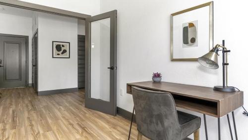 Landing at The Jack on Beach - 1 Bedroom in Baymeadows in Jacksonville, USA
