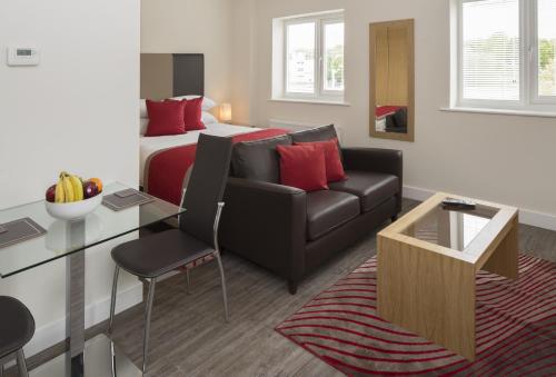 Beneficial House Apartments Bracknell - image 9