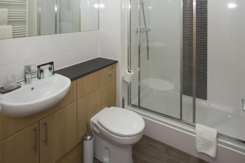Beneficial House Apartments Bracknell - image 10