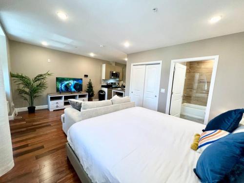 403 Luxury and Comfy King bed in Central city of phily in Philadelphia, USA