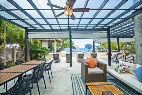 Planos, Conmigo Villas - 6 Bedroom Beachfront with Pool in Maya Beach