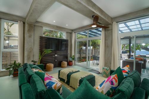 Planos, Conmigo Villas - 6 Bedroom Beachfront with Pool in Maya Beach