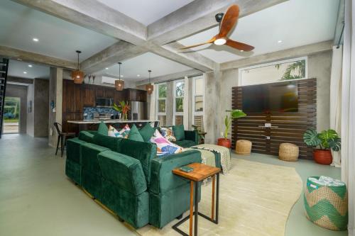 Planos, Conmigo Villas - 6 Bedroom Beachfront with Pool in Maya Beach