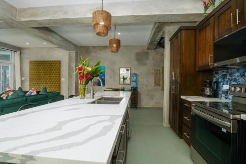 Planos, Conmigo Villas - 6 Bedroom Beachfront with Pool in Maya Beach