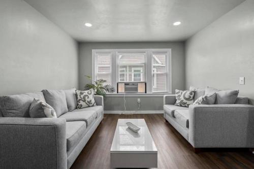 Freshly Redone & Newly Furnished! A MUST SEE! Freshly Redone & Newly Furnished! A MUST SEE!