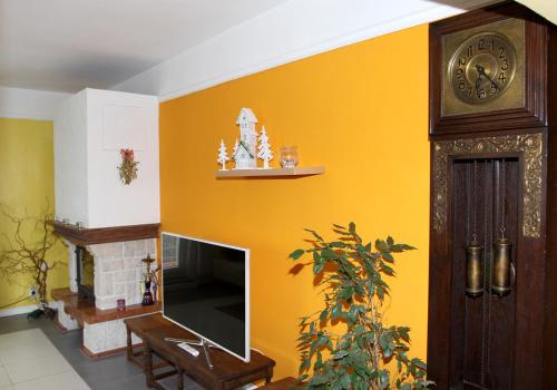 One-Bedroom Apartment with Fireplace image 5