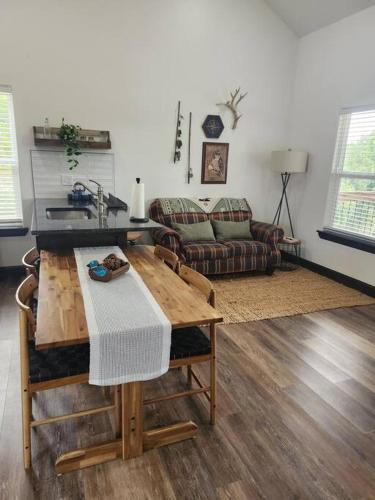 Camp Whimsy Wood Lake Cottage in Guthrie, USA