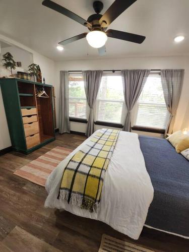 Camp Whimsy Wood Lake Cottage in Guthrie, USA