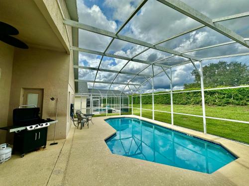 Grand Superior 4BR Pool House near Disney Parks in Davenport, USA