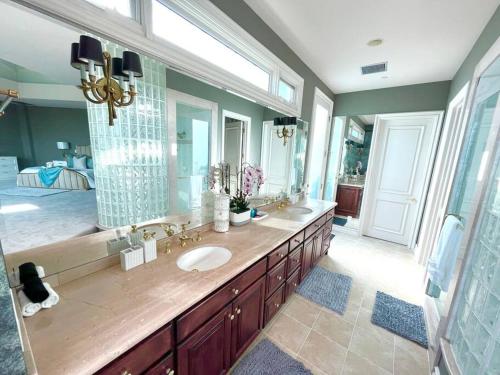 Panorama Valley View Estate in Panorama Heights, USA