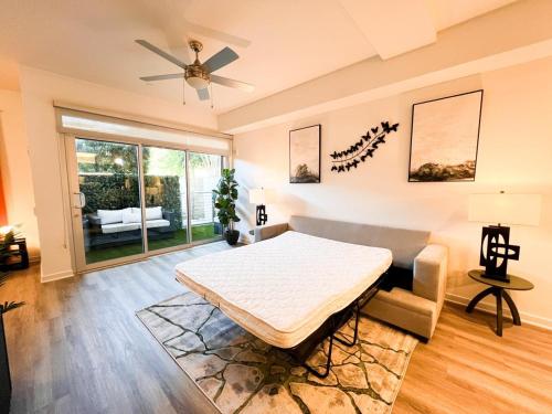 Luxury Open BD w Pool, Parking, & WD 133 in Los Angeles, USA