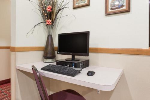 Western Inn & Suites - image 2