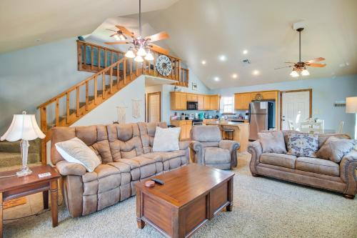 Incredible Log Home 1 Mile From Lake Tenkiller in Vian, USA