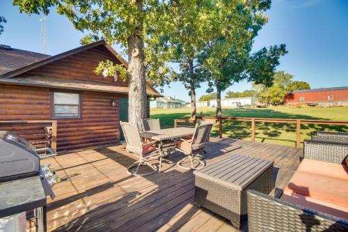 Incredible Log Home 1 Mile from Lake Tenkiller in Van Buren