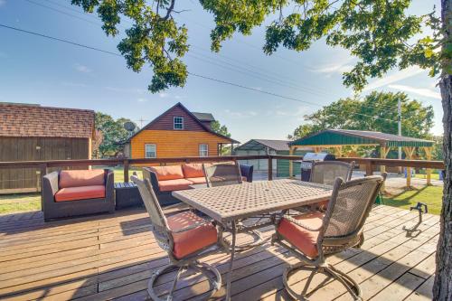 Incredible Log Home 1 Mile from Lake Tenkiller in Van Buren