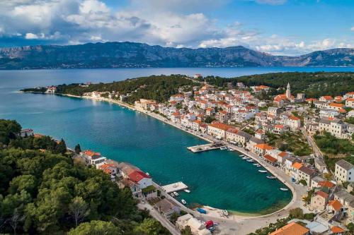 Apartments with a parking space Povlja Brac - 759 - image 6