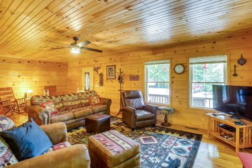 Pet-Friendly Byrdstown Cabin with Fire Pit and Porch! in Frogue, USA