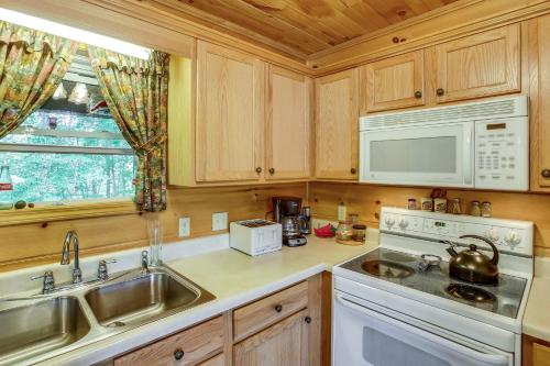 Pet-Friendly Byrdstown Cabin with Fire Pit and Porch! in Frogue, USA