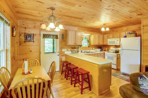 Pet-Friendly Byrdstown Cabin with Fire Pit and Porch! in Frogue, USA