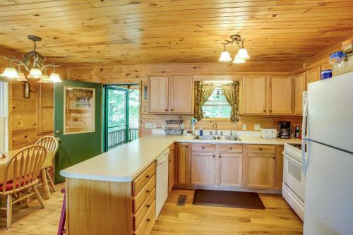 Pet-Friendly Byrdstown Cabin with Fire Pit and Porch! in Frogue, USA