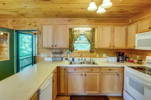 Pet-Friendly Byrdstown Cabin with Fire Pit and Porch! in Frogue, USA