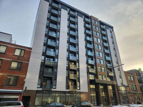Rustic, Downtown Quebec, Rooftop pool, 2 bedrooms AND 2 bathrooms -up to 6 guests, Quebec City (zdjęcie 6)
