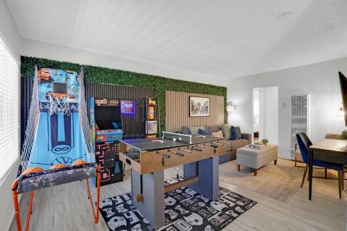 6th Haven, Arcade, King Bed, Games, 1 Mile to Beaches in Long Beach, USA