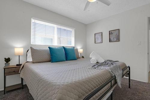 6th Haven, Arcade, King Bed, Games, 1 Mile to Beaches thumb 2