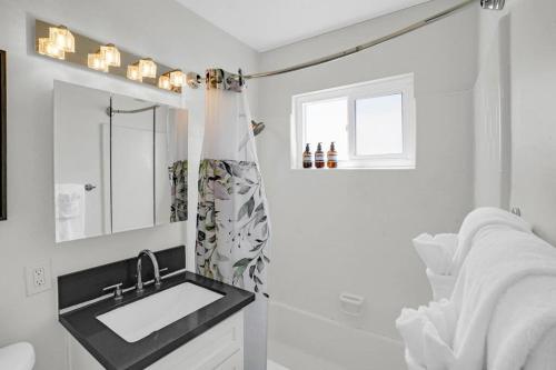 6th Haven, Arcade, King Bed, Games, 1 Mile to Beaches thumb 3