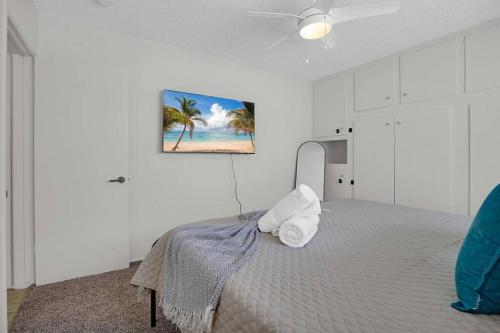 6th Haven, Arcade, King Bed, Games, 1 Mile to Beaches thumb 4