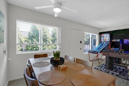 6th Haven, Arcade, King Bed, Games, 1 Mile to Beaches detail