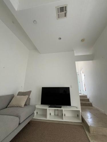 Hillside Close To Dtla 3br Stunning Views in Los Angeles, USA