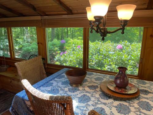 Enchanted Woodstock Cottage with hot tub in West Hurley