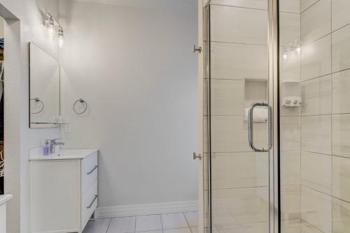 The Chestnut Downtown Rooftop Deck w Firepit