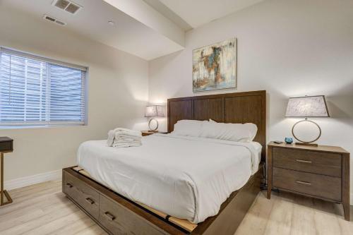 The Chestnut Downtown Rooftop Deck w Firepit