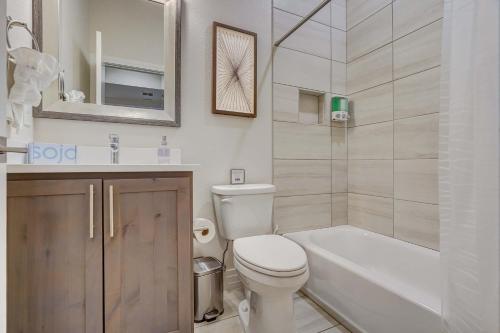 The Chestnut Downtown Rooftop Deck w Firepit