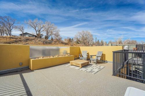 The Chestnut Downtown Rooftop Deck w Firepit
